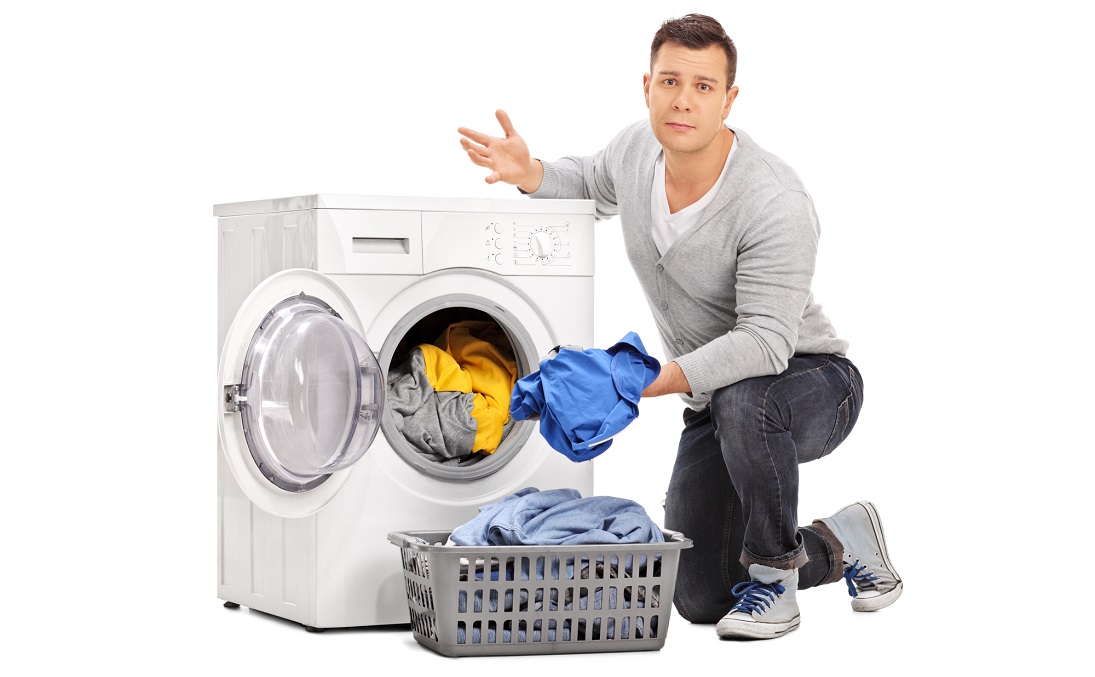 Single beim Wäsche waschen